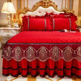 Conjuntos de ropa de cama Terciopelo de cristal rojo Princesa Boda Espesar Colchas suaves Encaje Falda de cama bordada Funda de colchón Fundas de almohada 231122