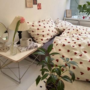 Conjuntos de ropa de cama Conjunto de funda nórdica de corazón rojo Estilo Ins Sin relleno Sábana gris Funda de almohada Niños Adultos Individual Tamaño Queen Kit de decoración del hogar