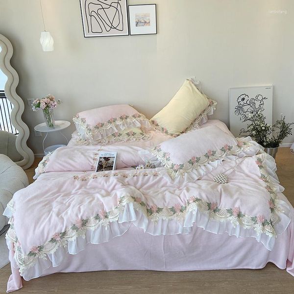 Conjuntos de ropa de cama Romántica Princesa francesa Juego de bodas Fluffy Velvet Fleece Flowers Lace Ruffles Funda nórdica Sábana Fundas de almohada