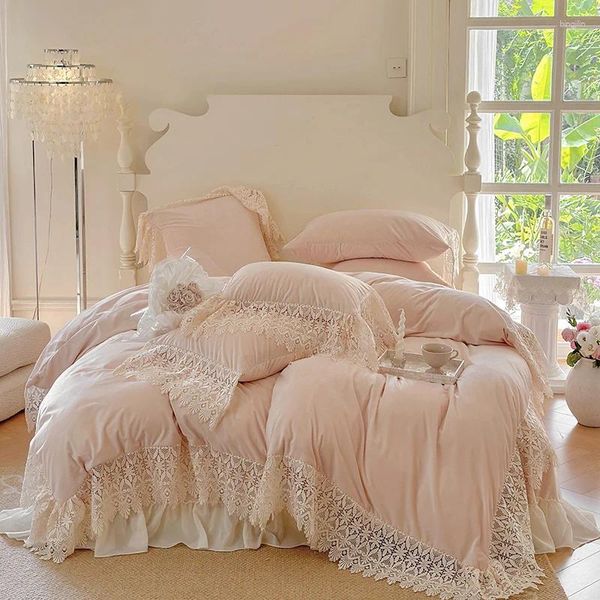 Conjuntos de ropa de cama Romántico Francés Vintage Lace Ruffles Pink Princess Set Velvet Fleece Funda nórdica Plana / Sábana ajustable Fundas de almohada