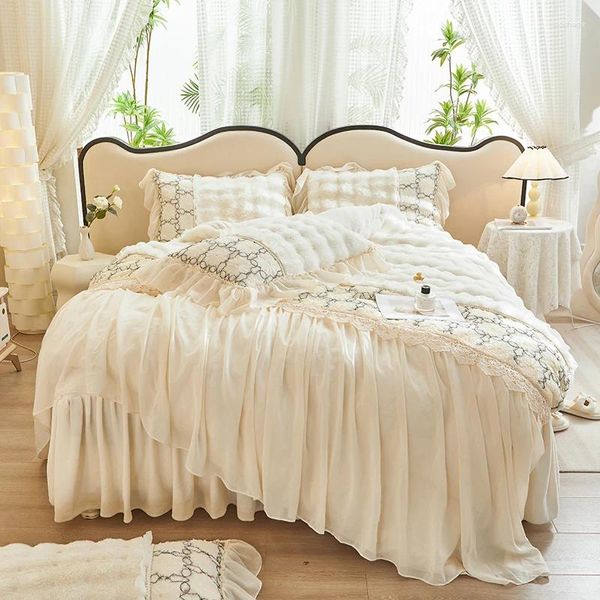 Ensembles de literie romantique dentelle volants français princesse mariage ensemble fausse fourrure velours polaire housse de couette matelassée jupe de lit taie d'oreiller