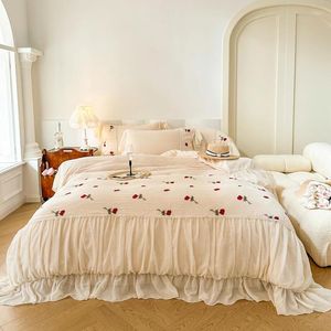 Ensembles de literie romantique dentelle volants pli patchwork rose fleurs broderie princesse ensemble velours housse de couette drap de lit taies d'oreiller