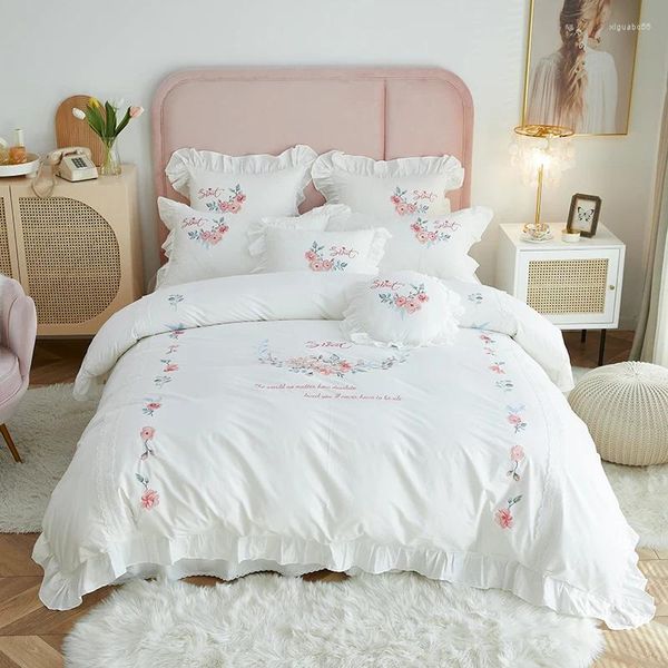Bettwäsche-Sets Rose Blumen Stickerei Weiß Set Luxus Prinzessin Spitze Rüschen Ägyptische Baumwolle Bettbezug Bettdecke Bettrock Kissenbezug