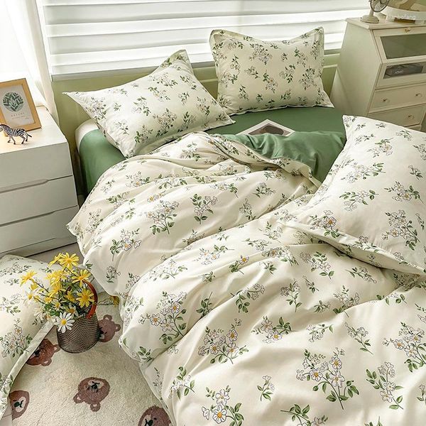 Juegos de ropa de cama pequeños algodón fresco de algodón de cuatro piezas sábana y edredón casa princesa floral dormitoria