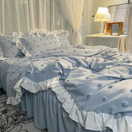 Juegos de ropa de cama Pequeña bola de piel Encaje Falda de cama de cuatro piezas Funda de edredón Casa de alquiler al por mayor