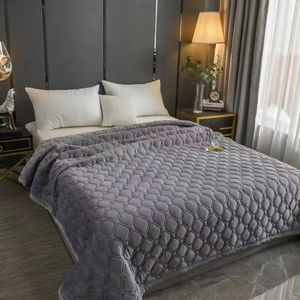 Beddengoedsets Effen Kleur Zacht Fluweel Gewatteerde Bedovertrek Deken Korte Pluche Sofa Handdoek King Queen Size Antisliplaken 270x230cm Sprei 230912