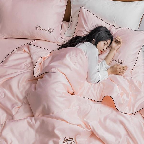 Conjuntos de ropa de cama Edredón fino de color sólido Dormir desnudo Luz de lujo Seda de hielo Aire acondicionado Forros de cama lavables Funda de almohada Juego de cuatro piezas