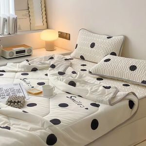 Beddengoed sets Zomer Latex Koeler Dunne Quilt Set Huidvriendelijk Trooster Laken met Kussenslopen Luxe Cool Cover Dekens 231009