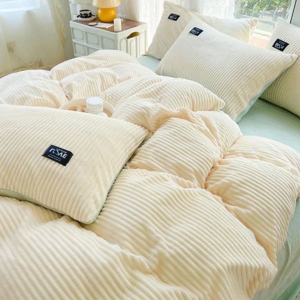 Juegos de ropa de cama Juego de sábanas de cuatro piezas de terciopelo de leche dulce, funda nórdica gruesa de color sólido de doble cara cálida para invierno, juegos de cama de terciopelo coral 231211