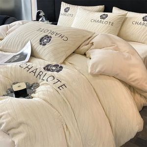 Ensembles de literie Ensemble de lit quatre pièces en peluche de lait épaissi pour l'hiver léger luxe literie haut de gamme draps et housses de couette en daim 231023