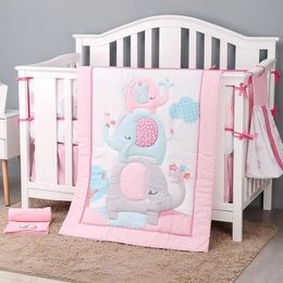 Ensembles de literie Threepiece bébé ensemble mignon dessin animé éléphants thème kit de berceau de haute qualité draps antidérapants cadeau de couchage 231026