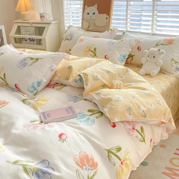 Conjuntos de ropa de cama Algodón lavable Pequeño fresco Conjunto de cuatro piezas Hoja de cama impresa Edredón Dormitorio de estudiantes Tres