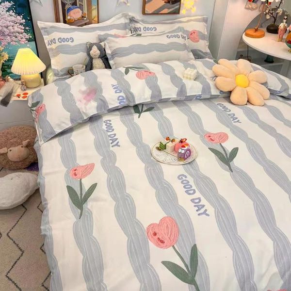 Juegos de ropa de cama Sapa de cama de algodón lavado de cuatro piezas Pequeño juego de colchas de flores frescas Dormitorio soltero de tres piezas