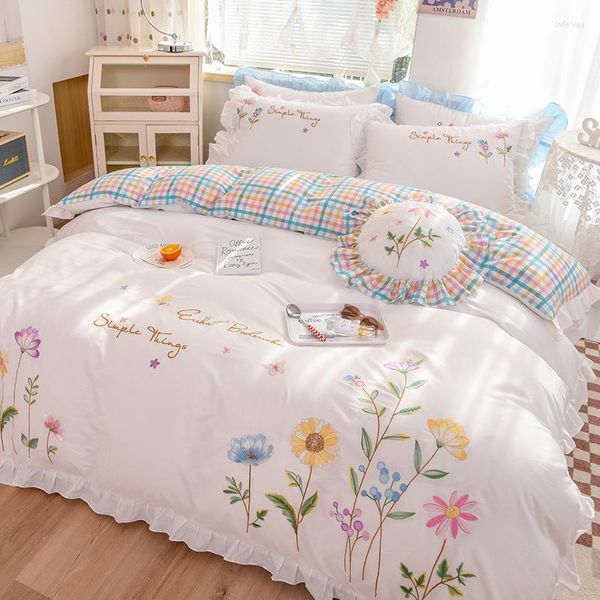 Ensembles de literie Fleurs de style pastoral blanc Ensemble de coton à volants brodé Housse de couette Linge de lit Drap housse Taies d'oreiller Textiles de maison