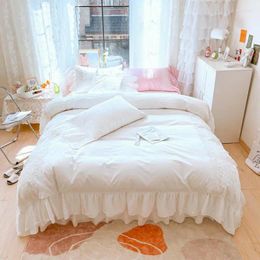 Conjuntos de ropa de cama Princesa blanca Conjunto de boda Lujo Color sólido Encaje Volantes Funda nórdica Colcha Bedskirt Fundas de almohada Algodón Textiles para el hogar