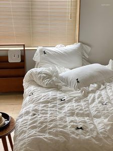 Juego de cama de seersucker blanco, juego de cuatro piezas, sábana de algodón puro estilo hada con lazo