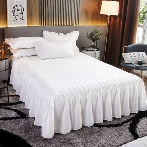 Ensembles de literie blanc épaissir matelassé princesse jupe de lit taies d'oreiller avec coton hiver chaud couvre-lit housse de matelas 13 pièces feuille 230626