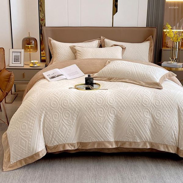 Juegos de ropa de cama Conjunto de cuatro piezas de terciopelo de leche tallado en invierno Engrosamiento simple Cálido Coral Color sólido Funda nórdica Fundas de almohada