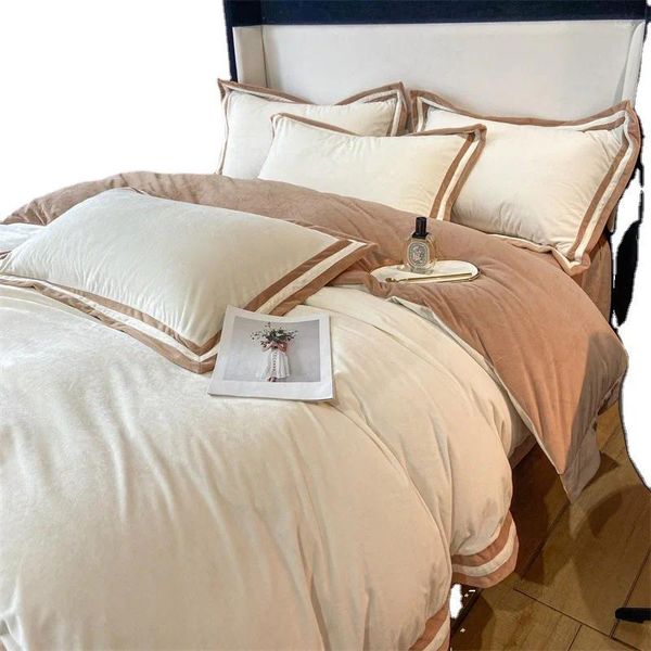 Juegos de cama de ropa de cama de terciopelo de coral de invierno juego de cuatro piezas de leche bebé de doble cara más cubierta nórdica de la hoja