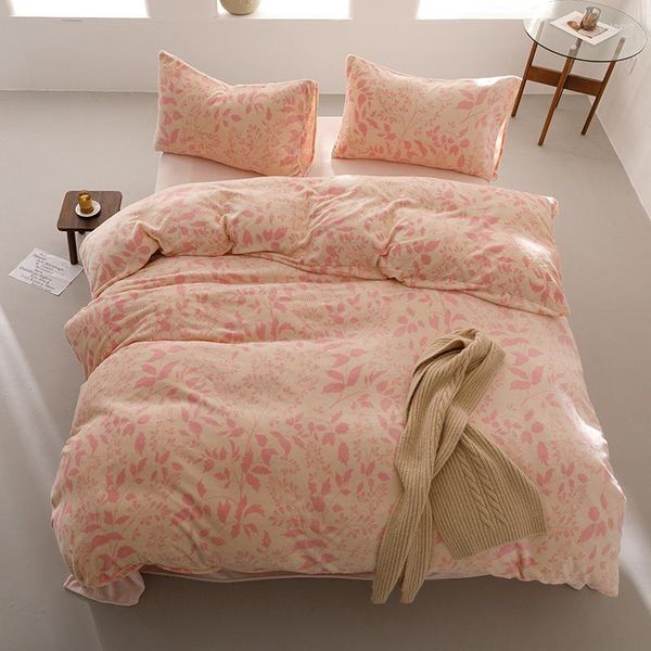 Sets de ropa de cama Invierno Calefacción rápida Leche Velvet Bedets Camas de cuatro piezas Cubos de almohadas