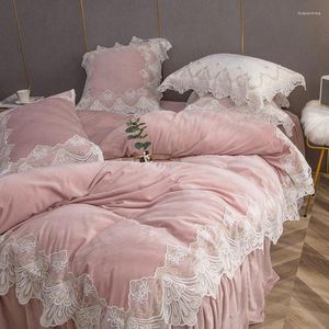 Conjuntos de ropa de cama Estilo princesa de invierno Cubierta de edredón de encaje Falda de cama Terciopelo coral Espesado Sábana de cuatro piezas de doble cara