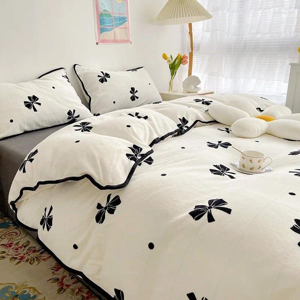 Sets de ropa de cama Cama de terciopelo de Velvet de leche con estampado espeso para el invierno Cubierta nórdica de franela de coral de cuatro piezas de doble cara falda de lino