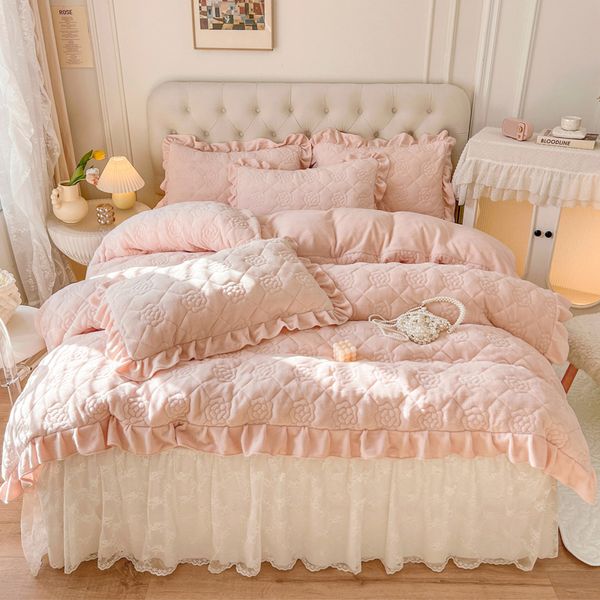 Conjuntos de ropa de cama Juego de ropa de cama de lana de terciopelo cálido de invierno, funda nórdica con bordado acolchado de rosas, falda de cama con borde de encaje blanco, colcha gruesa, fundas de almohada 230308