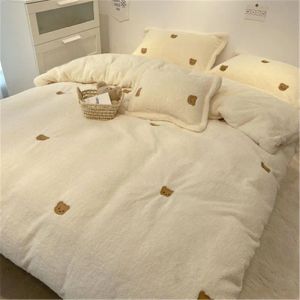 Set di biancheria da letto Letto invernale in velluto bianco latte Copripiumino di lusso in quattro pezzi Set di flanella in lenzuolo di corallo peluche autunnale