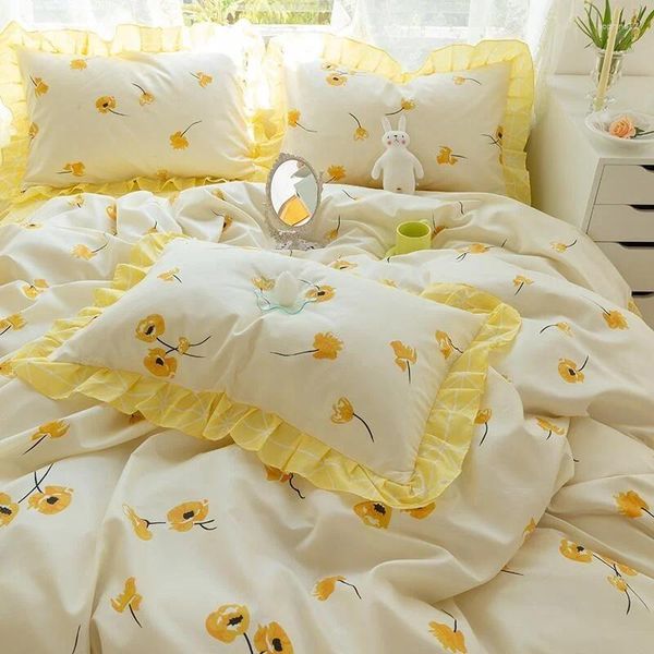 Juegos de cama de ropa de cama Amarillo Floral Floral Ins Simple Princess Princesa Lace Redóndujo Camada de tapa Falda y fundas de almohadas Textiles para el hogar