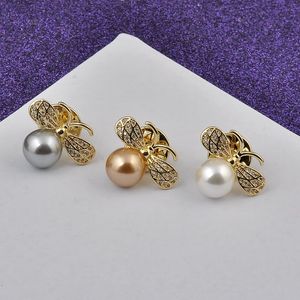 Broche en diamant avec perle d'abeille Collier en V pour femme Goupille à boucle anti-lumière Fixation des vêtements