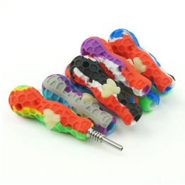 BEE Silicone Nectar Collector Pipes à fumer avec pointe d'ongle en titane Dab plates-formes pétrolières rougeoyant dans la main colorée foncée tenue à la main fumant la pipe à tabac