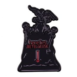Beetlejuice – broche en émail pour badge de comédie Thriller, épingle à revers en jean, sac de chemise, gothique, Punk, bijoux de film, cadeau pour amis, Here Lies Betelgeuse