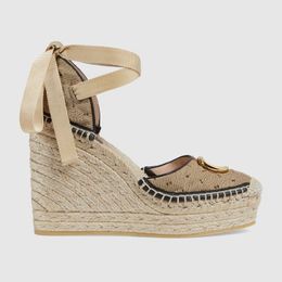 Beige strosandalen Pumps Beroemde ontwerper Dames Hoge platformhakken Canvas Espadrille Zomerstrandsandaal Goudkleurige hardware Zwart lederen afwerking Grosgrain veterschoenen