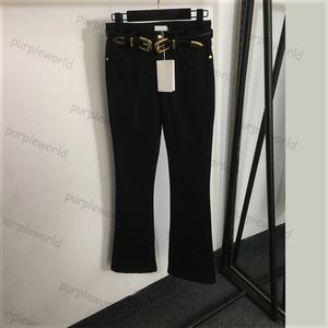 Pantalones de campana para mujer Diseño de cinturón de hardware Pantalones negros de mezclilla acampanados de talle alto