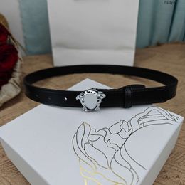 Riem voor vrouwen ontwerper smalle rustige luxe riemen oranje zwart eenvoudige sierlijke tailleband voor jurken dunne kleine metalen gesp gladde lederen riem De riem is 2,5 cm breed