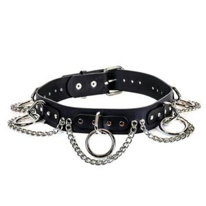 Riemen ketting en metalen ringcirkel punk goth rock star performance groente gebruinde lederen riem