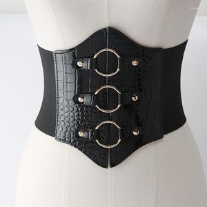 Cinturones de piel de cocodrilo de imitación para mujer, faja negra elástica a la moda, cinturón de decoración de estilo Punk, abrigo de vestir versátil, pretina para mujer