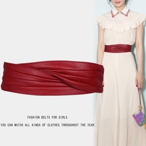 Cinturones Ly diseñó un elegante traje exterior decorado con una cubierta de sello Cinturón de cuero suave rojo Ancho 7 cm Cinturones elásticos para mujeres