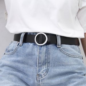 La ceinture pour femme est simple et polyvalente. Jeans décontractés décoratifs noirs coréens de mode avec un pantalon pour les femmes