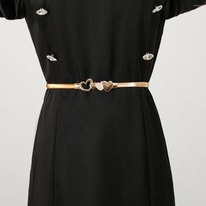 Ceintures de la ceinture élastique en métal pour femmes avec boucle en forme de cœur à la mode et polyvalente décoration assortie de la jupe de taille de la jupe