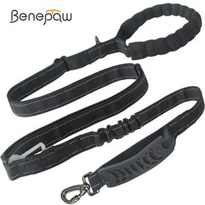 Benepaw 4-en-1 multifonction robuste laisse de chien ceinture de sécurité de voiture réfléchissant absorbant les chocs élastique laisse pour animaux de compagnie contrôle de la circulation 211006