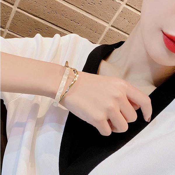 Tablero de mariscos blanco doblado Brazalete Diseño de onda geométrica Pulsera de metal curvo Resina acética Brazalete abierto para mujeres Niñas Joyería Q0719