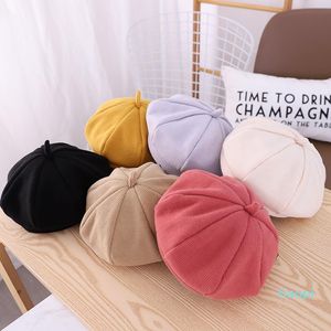 Beretes 2021 Moda Niños Niños Niños Cómica Beret Hat Classic French Style Knit Solid Candy Color Invierno Rib-Knit Estirar Beanie Cap