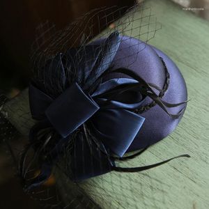 Berets 2023 Automne Horse Race Sinon Dîner Cocktail Femmes Veille Fascinateur Chapeau blanc noir Bow Bow Weddwear Coiffes Coiffes