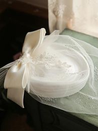 Baretten 2023 Fair White Gaas Sluier Fedora Vrouwen Kant Bloem Boog Tovenaar Haarspeldjes Bruiloft Elegante Cocktail Hoofdtooi