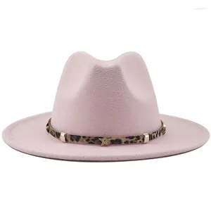 Bérets 2023 Vente en gros Simple Hommes Femmes Solid Fedora Chapeau Automne Hiver Noir Blanc Rose Rouge Jazz Top avec ceinture Léopord