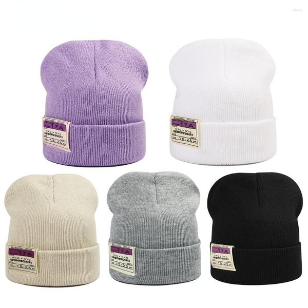 Bérets 2023 Hiver Hat Patch de mode féminine tricotée d'extérieur en plein air pour hommes décontractés multicolores en gros