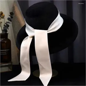 Berets 2024 Decoration Hat Emperament Black Fashion Velvet Ribbon Hepburn Elegant Big Brim Top britannique français de haute qualité