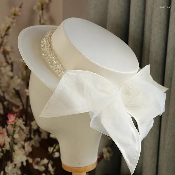 Boinas 2024 Elegante perla plana Fedora Cap Mujeres Verano Primavera Blanco Gasa Arco Novia Boda Sombrero Cóctel Fiesta Headwear