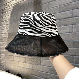 Bérets 2024 Bucket Leopard Chapeaux de mode féminins pour femmes vintage panama cap Boina féminina pu cuir en cuir de voyage d'été
